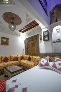 非斯Dar Dahab的客厅配有沙发和桌子