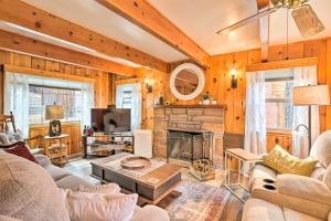 赖特伍德Wrightwood Cabin with Cozy Interior!的带沙发和壁炉的客厅