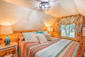 赖特伍德Wrightwood Cabin with Cozy Interior!的一间卧室设有一张床和一个窗口