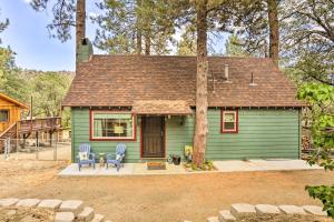 赖特伍德Wrightwood Cabin with Cozy Interior!的前面有两把蓝色椅子的绿色房子