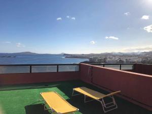 梅莱纳拉Apartamento con preciosas vistas al mar的阳台配有两把椅子,享有水景