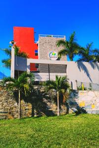 希利特拉Hotel Real de Lua的一座棕榈树建筑