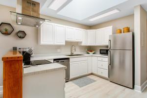 安吉利斯港Port Angeles City View Loft的厨房配有白色橱柜和不锈钢冰箱