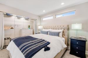 安吉利斯港Port Angeles Water View Loft的一间卧室设有一张大床和一个窗户。