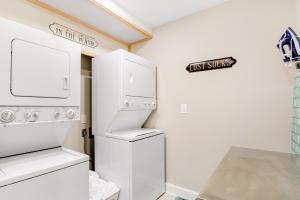 安吉利斯港Port Angeles Water View Loft的厨房配有白色冰箱和洗碗机。