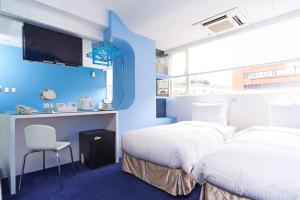 台北复新文旅的蓝色墙壁客房的两张床