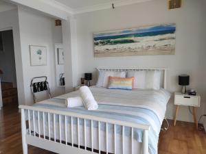 麦夸里港Citadel Suite的卧室内的一张带枕头的白色床