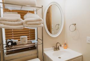佳能威尔Log Cottages at Bryce Canyon #2的浴室配有盥洗盆、镜子和毛巾