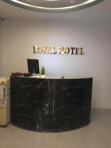 QināRoyal Hotel的墙上有标志的黑色大理石台面
