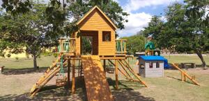 格拉瓦塔Winterville Flat 213的一个带小型木游戏结构的游乐场