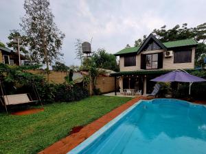 伊瓜苏港La Morada del Sol的庭院中带游泳池的房子