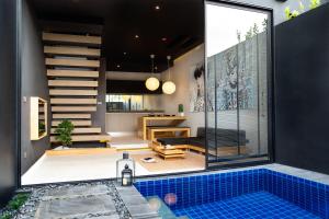 他朗Villoft Zen Living Resort的房屋内带小型游泳池的浴室