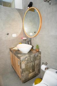 伊察Apartamento Hermoso en Residencial - Huacachina的一间带水槽和镜子的浴室