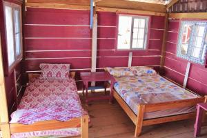 WaisalatupoPrivate Over-Water Cabin on paradise San Blas island的小房间设有两张床和两个窗户