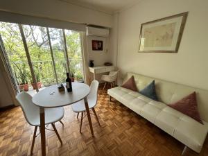 布宜诺斯艾利斯palermo frente al Zoo的客厅配有白色的沙发和桌子