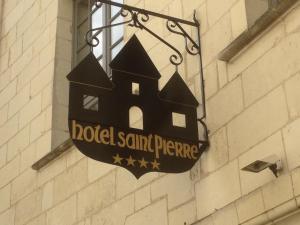 索米尔圣皮埃尔酒店的挂在建筑物上的圣人码头的标志
