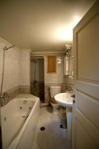 阿诺佩蒂纳Porfyron的带浴缸、卫生间和盥洗盆的浴室