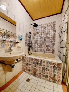 垦丁大街韖旅店-民宿編號1158的浴室配有盥洗盆和浴缸。
