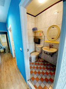 垦丁大街韖旅店-民宿編號1158的一间带卫生间和水槽的浴室