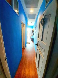 垦丁大街韖旅店-民宿編號1158的走廊设有蓝色的墙壁和木地板