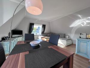 韦斯特兰Meer-Lust-Sylt sea cottage的一间带桌子的用餐室和一间客厅
