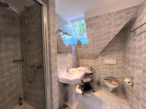 韦斯特兰Meer-Lust-Sylt sea cottage的一间带水槽、淋浴和卫生间的浴室