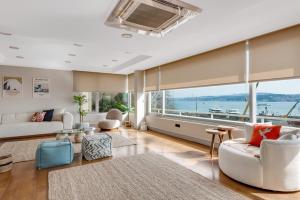 伊斯坦布尔Amazing Bosphorus View Apartment的享有水景的客厅