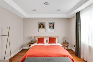 伊斯坦布尔Amazing Bosphorus View Apartment的一间卧室配有一张带橙色床单的大床