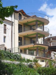 苏尔莫纳Giamia Villas的旁边带阳台的建筑