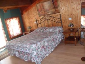 苏尔莫纳Giamia Villas的一间卧室设有一张床和木墙