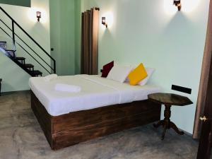 高尔ORENDA ECO LODGE & SPA的一间卧室配有一张带桌子和楼梯的床。