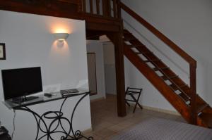 阿格德角贝日里卡普酒店的客房设有一张带电脑和楼梯的书桌