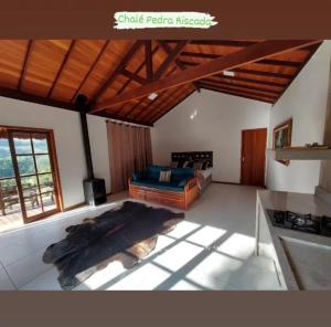 新弗里堡Lumiar Eco Lodge - Chalé Pedra Riscada的一个带床和炉灶的大客厅