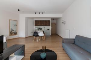 雅典Leochares Lifestyle Apartments - Self check-in的客厅配有沙发和桌子