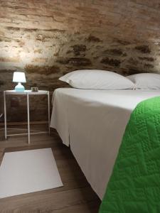PomaricoMatalena的一间卧室配有一张床和一张带台灯的桌子