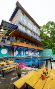 BhurtukAvianna Gangtok Resort & Spa的一座带桌子的建筑,前面有一个游泳池