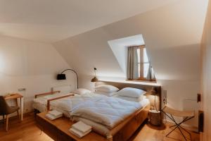 索尔察瓦普雷斯尼克洛格斯卡多林娜酒店的一间卧室配有一张床、一张书桌和一个窗户。