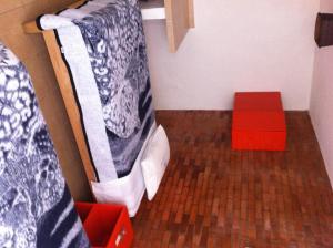 墨西哥城戴安娜中心酒店的一间卧室配有一张带红色盒子的双层床