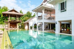 清迈Phi Private Villa: Luxury Thai with Riverview的游泳池别墅的图象