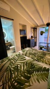 赞德沃特Royal Green的一间卧室配有一张带绿色和白色毯子的床