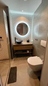 赞德沃特Royal Green的一间带水槽、卫生间和镜子的浴室