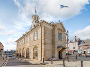 布拉克利The Loft At Brackley Town Hall的上面有旗帜的建筑