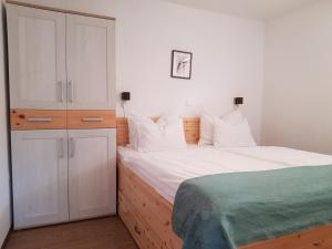 克拉尼斯卡戈拉Apartments Katja的卧室配有白色大床和橱柜