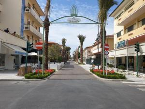 马里纳-迪-皮特拉桑塔Casetta Donatello的棕榈树城市的一条空旷街道