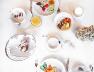 萨尔巴赫索奈格酒店的餐桌,盘子上放着食物和咖啡