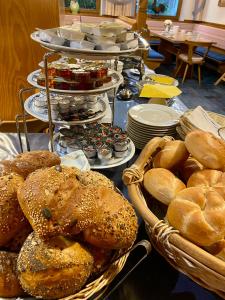 马夸特施泰因普瑞森格特高级小旅馆的一张桌子,上面有面包篮子和盘子