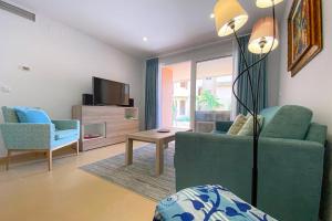 托雷帕切科Superb luxurious groundfloor 1 bedroom app on Mar Menor golf resort的客厅配有绿色沙发和电视