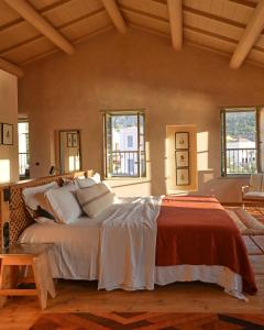 迈伊斯蒂Casa Mediterraneo Hotel的一间带一张大床的卧室,位于带窗户的房间内
