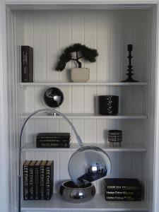 斯托诺韦Discover Lewis and Harris的书架上装有灯具和书