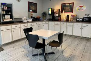布卢明顿Super 8 by Wyndham Bloomington University Area的厨房配有桌椅